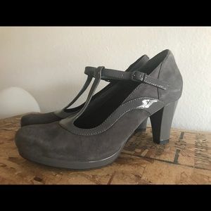 Clark’s Artisan Leather Grey Pumps